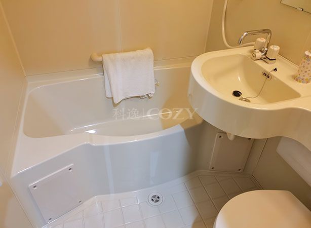 Popular in Japan prefabricated bathroom with bathtub all in one toilet pod for hotel(BUH1316)