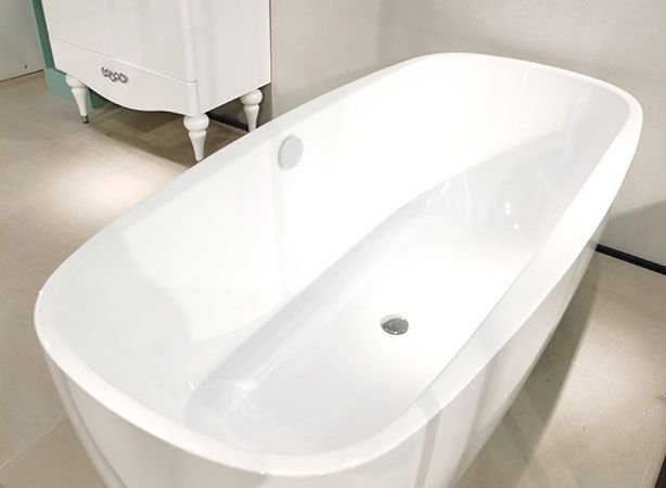 White bathtub modern stand alone bath tub comfortable bathtubs